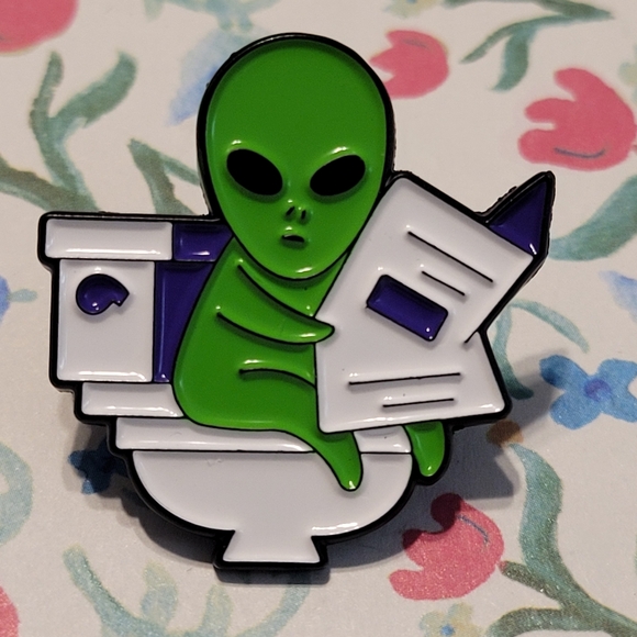 Alien Reading A Newspaper On The Toilet Enamel Pin - Picture 2 of 8